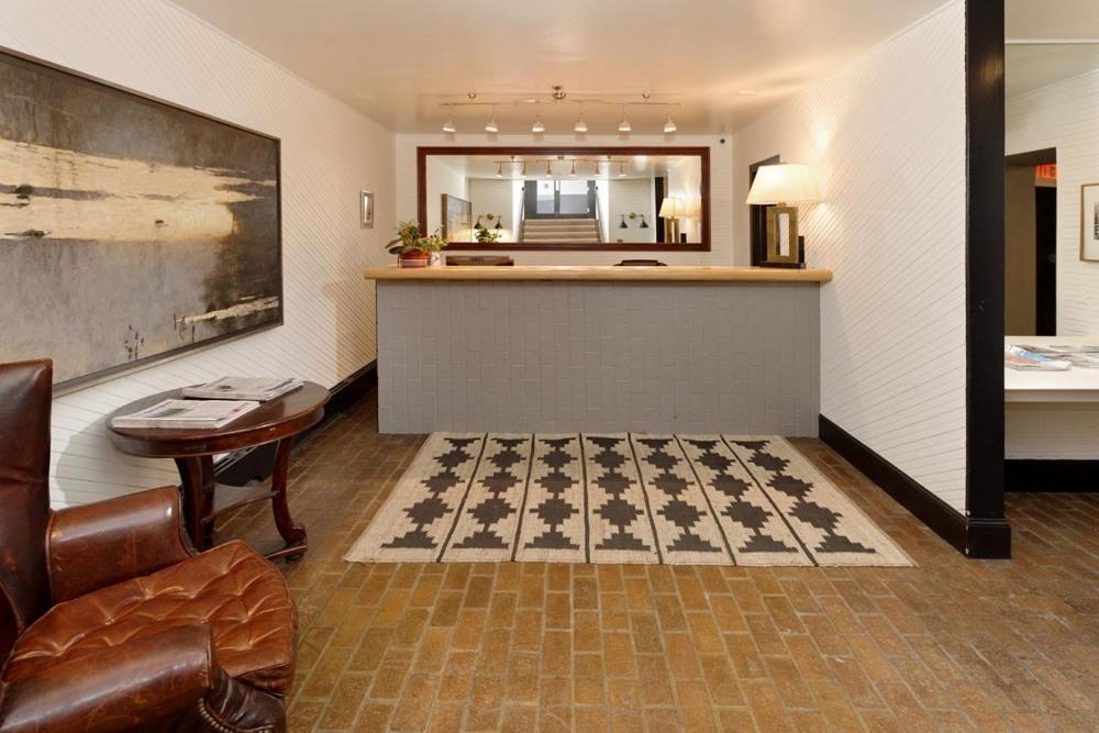 Independence Square Unit 303, Corner Studio With Premier Finishes, Downtown Location أسبن المظهر الخارجي الصورة